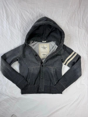 Mörkgrå kofta från Abercrombie & Fitch - Säljer nu en Abercrombie and Fitch Kofta👕                                                              Storlek: L, Skick: 8/10, Skriv vid minsta fråga, Fraktar alltid inom 24h efter köp📦