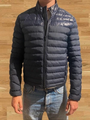 J.Lindeberg Jacka  - J.lindeberg jacka | Modell: Rick Lightweight jacket | Skick - 10/10 som ny | Storlek - L men sitter lite mindre en vanligt skulle jag säga | Vid minsta lilla fundering är det bara att skicka ett meddelande 📲| Pris ej hugget i sten! 🪨