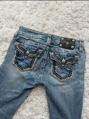 Miss Me jeans - Säljer mina miss me jeans i storlek w26 för jag inte använder de längre, det är i väldigt bra skick förutom nån tråd som sitter löst med knappt märkbart. Det är bootcut, skriv privat för mer information 🩷