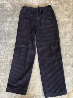 Märkblå randiga byxor från Arket - Säljer dessa riktigt snygga blåa randiga byxor från Arket eftersom dom inte passade, aldrig använda och köptes för 1200kr men säljer dom för betydligt lägre! Hör av dig vid frågor!