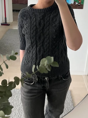 Grå mönstrad kortärmad - Superfin stickad/virkad tröja!! Kommer dessvärre inte till användning💞💞