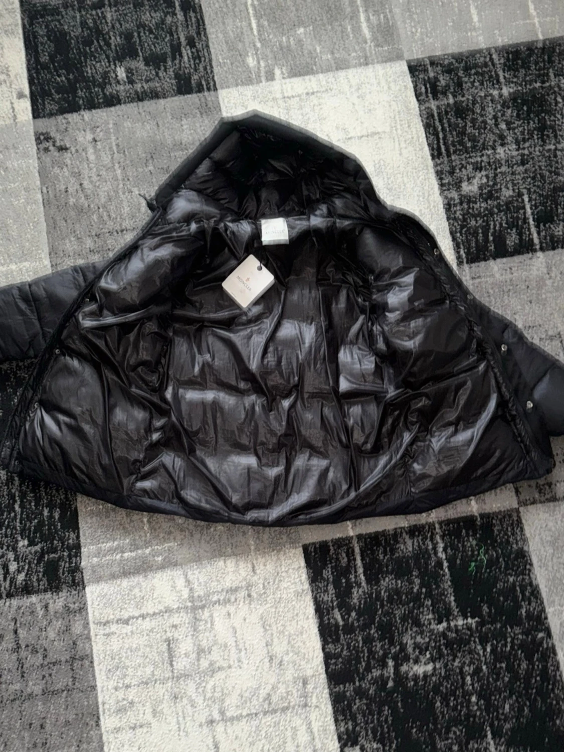 Svart dunjacka med huva från Moncler - 5