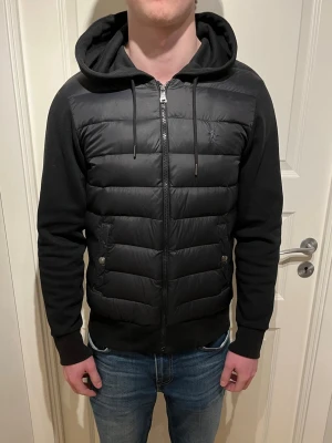 Ralph Lauren cardigan - Säljer en riktigt skön Ralph Lauren cardigan perfekt till våren! | Mycket fint skick endast lite damm som syns på bilderna! | Storlek S. | Ställ gärna frågor innan du köper!