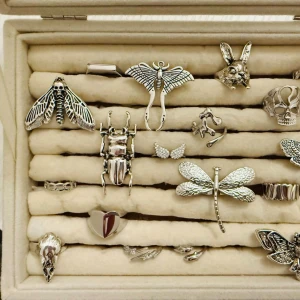 ❣️Alla som köper minst två ringar får en slumpmässigt -  Obs. En del ringar är exkluderade från erbjudandet. Massa olika ringar i olika modeller. De är justerbar och passar därför alla. Ringarna är guld/silver pläterade.  Skriv för specifika bilder och pris då vissa är billigare än andra ! Kontakta vid intresse av köp! 💓( pris mellan 89-139kr )