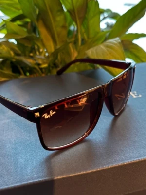 Bruna solglasögon från Ray-Ban - Snygga solglasögon från Ray-Ban i modellen boyfriend. Fodralet kommrt tyvärr inte med, därav det billiga priser. Priset är inte hugget i sten!