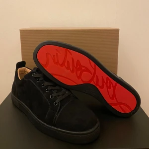 Christian Louboutins  - Gammal bild på mina skor, Skirv i dm för nya bilder hur dem ser ut, har åktihetsbevis, skriv i dm för vidare information