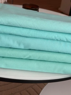 Turkosa bomullslakan - Säljer flera stycken turkosa lakan i mjuk bomull. Perfekta för att ge sovrummet en fräsch och färgglad känsla. Lakanen är enfärgade och har en slät yta, vilket gör dem enkla att matcha med andra sängkläder.