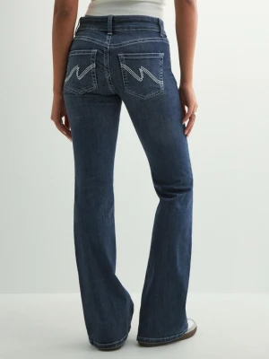 Mörkblå bootcutjeans från Nelly  - Snygga blå jeans från Nelly, dem ser jätte skrynkliga ut för dem kom nyss ut från tvätten kmr att stryka dem innan dem skickas💕