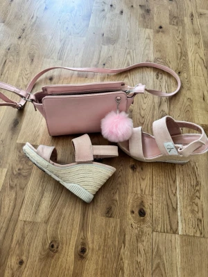 Calvin Klein klackar  - Jätte gullig rosa väska med puff & rosa Calvin Klein klackar! Det syns att klackarna är lite använda men det gör säkert att tvätta🙈  Kan köpas separat såklart💗