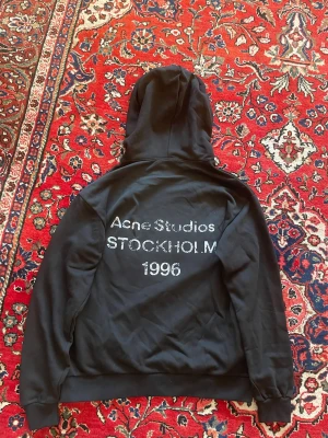 Acne Studios hoodie - Nu säljer jag den eftertraktade hoodie från Acne studios! Denna är mycket populär och denna är i fräscht skick, inga tecken på användning/slitage. Riktigt skön till sommaren, Storlek S. Tveka inte att skriva vid någon fundering! 🤝