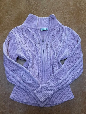 Y2K tröja - Säljer en sååå cool tröja/kofta som jag thriftat då den tyvärr inte kommer till användning. Perfekt för att spica upp outfiten! ‼️Färgen är mer som på den andra bilden, rosa ‼️kontakta mig vid fler frågor 🌷