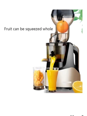 Svart och beige juicepress - Juicepress i svart och beige plast med transparent behållare. Maskinen pressar hela frukter och separerar juice från fruktkött utan filter. Perfekt för färskpressad juice hemma. Modern design med enkel användning och praktisk pip för upphällning.