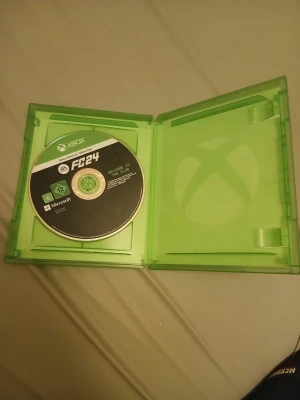 Xbox one (FC24) - Xbox one som jag säljer den. Inte sådär gammalt.