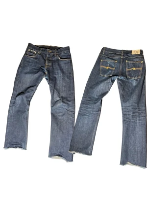 Nudie *Selvedge* - Nudie jeans selvedge i modellen grim tim. Något mer loose än normalt men det fixar sig nog efter en eller två tvättar. En väldigt bra start på sjuka fades och honeycombs i knävecken. Perfekt för dig som är sugen på selvedge jeans. Storlek w31 l32. Obs jeansen är avklippta längst ner för bli lite kortare~l31.