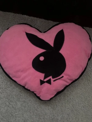 Playboy Bunny hjärt kudde - Säljer min Playboy Bunny hjärt kudde som köptes i 2008, dessa säljs då inte längre. Kudden är i fin skick och kommer inte till användning av mig. Vid fler bilder eller pris skriv gärna till mig! 