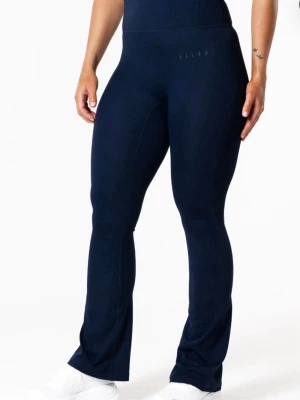Mörkblå bootcut leggings från Relode - Snygga mörkblå leggings från Relode med bootcut-modell och hög midja. Skönaste byxorna nånsin!! Säljer pga de blivit för små☹️☹️ inga defekter. Innerbenslängden är 80cm❤️