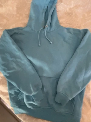 hoddie från bikbok - säljer en fin hoddie i blå färg som är från bik bok, tjocka snygga snören och riktigt skön. den har en liten fläck vid fickan. 