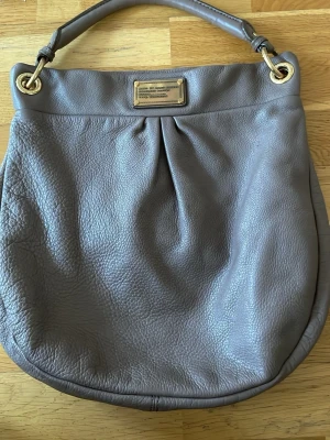 Grå handväska från Marc by Marc Jacobs - JÄTTE FIN, Marc Jacobs väska!! Går att nudda neråt!!
