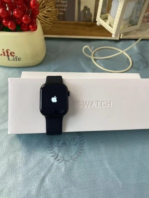 Helt ny Apple Watch!! - Riktigt nice smartwatch som kommer med två olika armband laddare och låda!! 