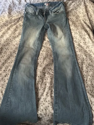 Ljusblå utsvängda jeans - Säljer ett par ljusblå jeans med rejäl utsvängd passform. 