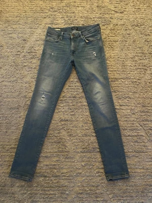 Jack&jones  - Säljer dessa jack&jones jeans i storlek W33L34. Mycket fint skick och i fina design slitningar. 