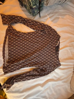Mönstrad långärmad blus - Säljer denna coola blus från Alice Bizous, tyvärr inte min stil. Helt ny utan prislapp💕