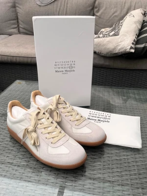 Maison Margiela GATS - Säljer nu dessa cleana Maison Margiela GATS.      Storlek 43 TTS.                                                              För mer bilder info kom pm.                                        Pris ej hugget i sten :)