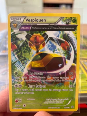 Pokemon 2015 kort Vespiqueen - Säljer min 2015 vespiqueen. Om jag skulle ge en PSA rating skulle det vara en 6a