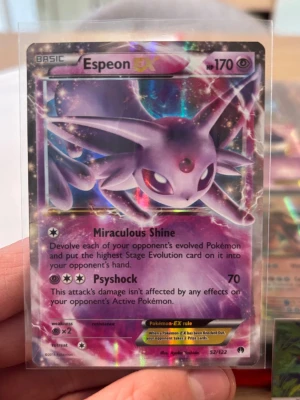 Espeon 2016 pokemon - Säljer min 2016 Espeon. Om jag skulle ge en PSA rating skulle det vara en 6a