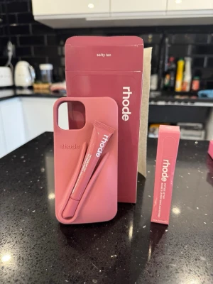 Rhode skal + lipgloss - Passar iphone 13/14/15. Oanvänt! 