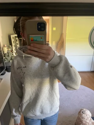 Grå hoodie med tryck  - Grå hoodie med trycket ”ma cherie” från Gina young. Storlek 146/152. Endast använd fåtal gånger.