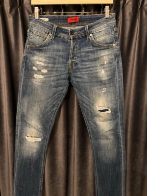 Jack&Jones jeans - SLIM GLENN  - Jack n jones jeans - skick 9/10, fint skick! - storlek 29/32, men kan passa lite större i midjan, alltså 30/32 - sjukt snygga jeans med schyssta slitningar och fades - hör av er vid frågor🤝