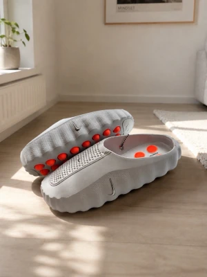 Nike Mind 001 tofflor - Säljer ett par grå tofflor från Nike med vågig sula och orangea dämpande prickar undertill. Ovandelen har ett rutigt mönster och små Swoosh-loggor på sidan. Perfekta för chill hemma eller snabba ärenden. Sprillans nya Nike mind tofflor,använda ett par gånger men är i mycket mycket bra skick sulan gör en liten massage när man går, mycket sköna. Nypris 2500kr.