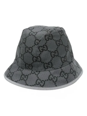 Gucci Bucket-Hat monogram - Gucci monogram bucket hat 	•	Märke: Gucci 	•	Färg: Grå 	•	Märkt storlek: M 	•	Upplevd passform: M 	•	Skick: Helt oanvänd, i butiksskick med tags 	•	Alla tillbehör från butiksköp ingår 	•	Orginalpris: 8500kr 	•	Säljs via Prestige Room, ett svenskt bolag Hör gärna av er vid frågor eller funderingar. Mvh, Prestige Room