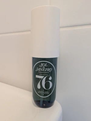 Sol de Janeiro Cheirosa 76 Parfymmist - Fräsch bodymist från Sol de Janeiro Cheirosa 76. Endast använd ett fåtal gånger. Se bild för mängd. 90 ml flaska. 