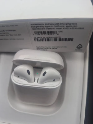 Apple AirPods med laddningsetui (gen2) - Säljer ett par vita Apple AirPods med tillhörande laddningsetui. Trådlösa hörlurar med stilren och minimalistisk design i blank plast. Perfekta för musik, samtal och smidig anslutning till iPhone eller andra Apple-enheter.