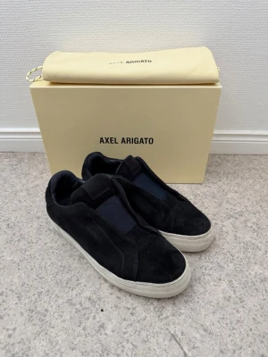 Axel Arigato - Säljer dessa arigatos i navyblue | storlek 42 på vänster och 43 på höger (råkat bli så) | skick som på bilder med inga stora defekter | allt ingår vid köp | pris går att diskutera 