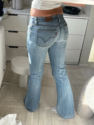 Levis low waist bootcut jeans  - Säljer jättesnygga jeans från Levis men som blivit för små. Inte alls slitna. Skriv för frågor och mått! Köpta för 1300. 