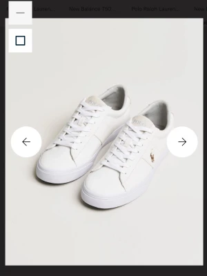 Vita sneakers från Polo Ralph Lauren - Stilrena vita sneakers från Polo Ralph Lauren med klassisk låg profil. de är använda någon få gång men blir tyvärr ganska enkelt skitita, kommer självklart tvätta de innan leverans 