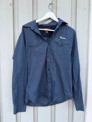 Blårutig skjorta från Encore - Skjorta från Encore - Säljs ej längre så vintage | Mycket bra skick och storlek L! Hör av er vid frågor - TITTA ÄVEN MINA ANDRA SKJORTOR I PROFILEN!🥳🤝