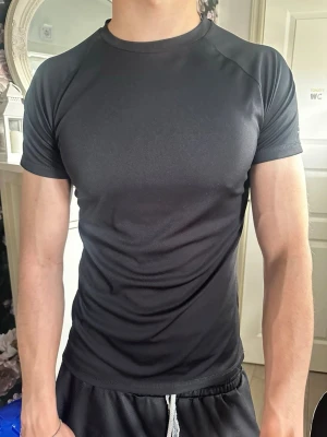 Herr svart träningströja  - Storlek 158/164. Killen på bilden har storlek S & det funkar om man vill ha en mer ”tight look”. Skickas inom 48h kika in min profil för mer fina plagg. Skriv om ni har några frågor.