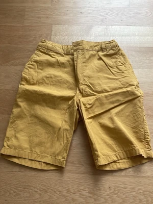 Gula loose shorts i bomull - Snygga gula shorts i bomull med loose passform och knälångt snitt. Perfekta för varma dagar och enkel att matcha med t-shirt eller hoodie.