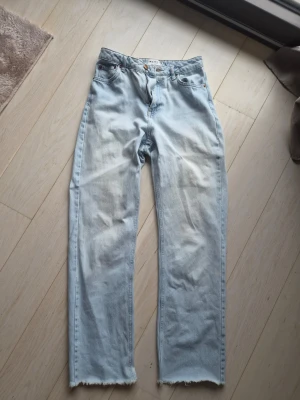 Ljusblå raka jeans från NA-KD - Säljer ett par ljusblå raka jeans från NA-KD i storlek s