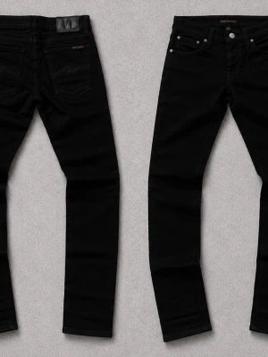 Svarta jeans från Nudie Jeans - Snygga svarta jeans från Nudie Jeans med klassisk femficksdesign och raka ben. Jeansen har svarta sömmar och en diskret logga på bakfickan. Tillverkade i mjuk bomullsdenim med en stilren look som passar till allt. Kan sänka priset vid snabb affär.
