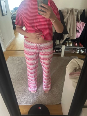 Gina tricot byxor  - Virala Gina tricot byxor , säljer dessa populära Gina tricot byxor som jag endast använt en gång för de ej passa! Slutsålda överallt därav priset! Priset går att diskutera!