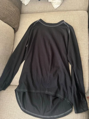 Svarta leggings och tröja  - Säljer ett par svarta leggings i mjukt och stretchigt material. De har en enkel, klassisk design med resår i midjan och smal passform och tröjan till 