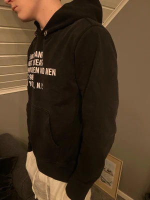 Svart Helmut Lang hoodie - Helmut Lang hoodie | Storlek: L men passar som M | Längd på han som bär hoodien: 185cm | Hör av er för frågor😁