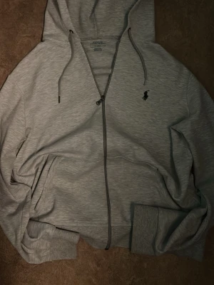 Ralph lauren training hoodie - Mycket lite använd. Storlek M (kolla bild) Nypris 2000. Kom gärna med bud!🙂