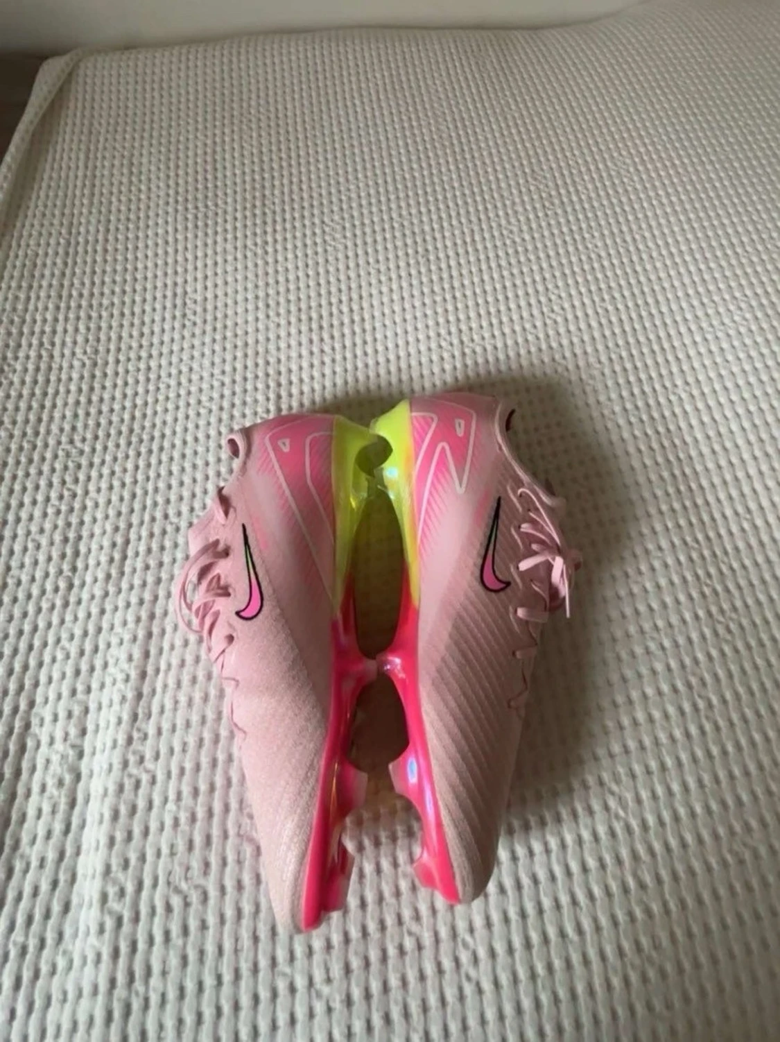 Nike rosa fotbollsskor med neon detaljer - 3