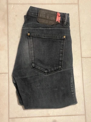 Acne studios jeans - Acne studios jeans i svart/mörk blå färg med skit snyggt slitage. Storlek 28/32. Pris kan sänkas vid snabbt köp! Skriv till mig om du har några frågor!